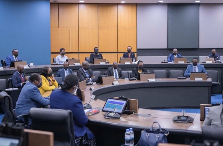 Covid-19: Ingendo zihuza umujyi wa Kigali n'Intara zasubitswe naho  isaha yo gutaha ishyirwa  saa moya z’ijoro