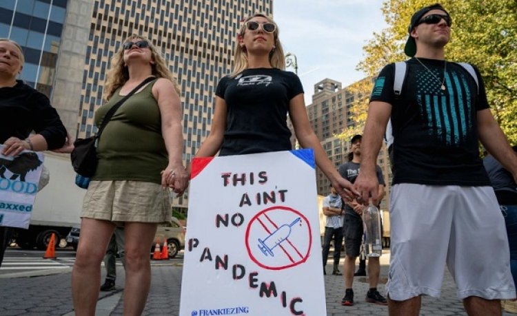 Covid-19: Abitwikira Imbuga nkoranyambaga bagahakana umugambi w’inkingo batangiye gukomanyirizwa