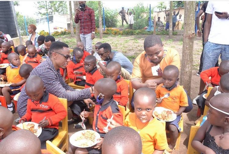 Nufashwa yafasha: Rozine Bazongere Rosine, Guterman, Peacemaker n’abandi banyamakuru basangiye n’abana Noheli