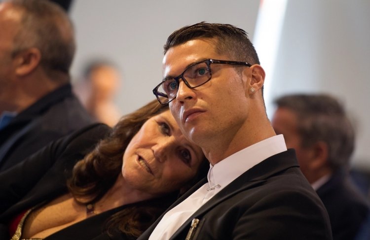 Mama wa Cristiano yavuze igihe umuhungu we azarekera gukina no ku bijyanye no kuba umutoza