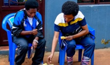 Madamu wa perezida yagaragaye yokereza abaturage ibigori:  Amafoto