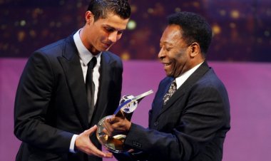 Umunyabigwi Pele yageneye ubutumwa Cristiano Ronaldo nyuma yo guhembwa na FIFA