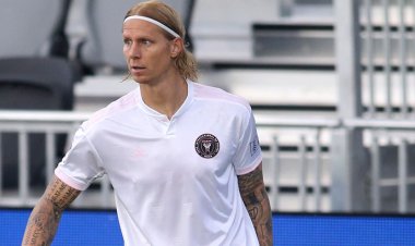 Ntibisanzwe! Umukinnyi yafashe inzoka n'intoki ubwo yari itangiye kumwizingiraho