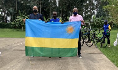 Abazahagararira u Rwanda muri Tour du Rwanda bashyikirijwe ibendera ry'igihugu n'amagare mashya