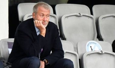 Umuherwe wa Chelsea Roman Abramovic yatanze ubuyobozi bw'iyi kipe kubera gushinjwa kuba inshuti ya Putin