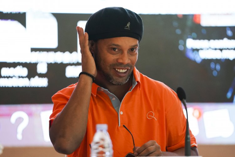 Ronaldinho yatangaje abakinnyi batatu bagezweho yibonamo, ahakana ibivugwa kuri Mbappe