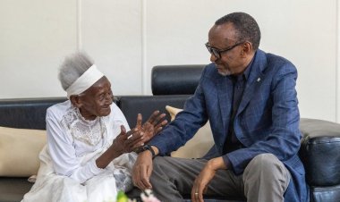 Ifoto y’umunsi: Perezida Paul Kagame yasuye umukecuru w’imyaka 110