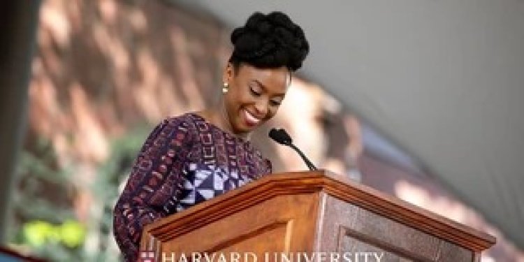Chimamanda Adichie mu bagomba guhembwa na kaminuza ya Harvard