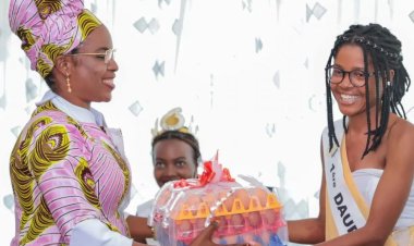 Aba Miss mu Burundi bahaye impano y'amagi umugore wa perezida