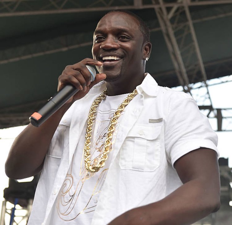 Benshi batunguwe n'uburyo Akon afata Abagore