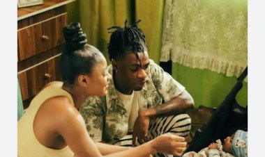 Joeboy yaba yibarutse umwana w'imfura