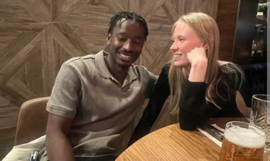 Rafael York yambise impeta umukunzi we