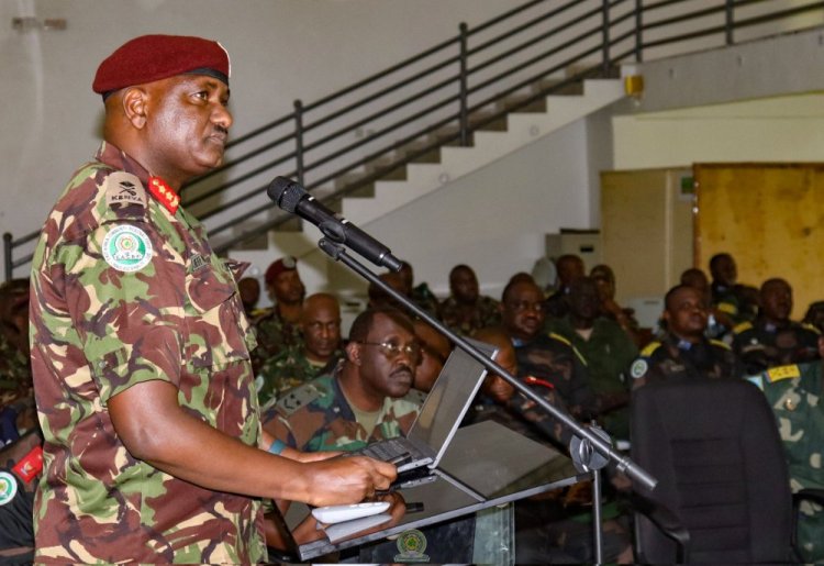 DRC byadogereye: Umugaba Mukuru w'Ingabo za EAC yakuyemo akarenge