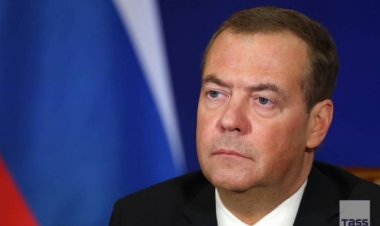 Zelenskyy akwiye gukurwa ku butegetsi ntakindi-Dmity Medvedev