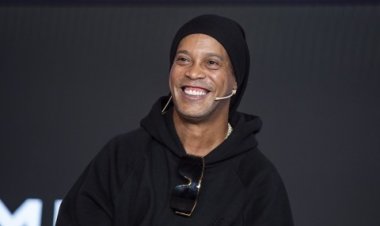 Ronaldinho nyuma yo kukanyuzaho mu mupira w'amaguru yageze no mu muziki