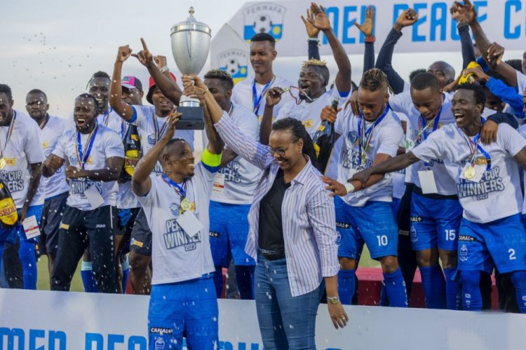 Rayon Sports yanze guhekwa mapyisi na APR FC iyitwara igikombe(AMAFOTO)