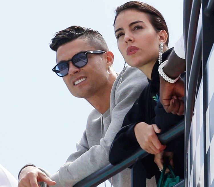 Nyuma y'ibihuha by'amarozi Cristiano Ronaldo yahinyuje abahakana ubukwe