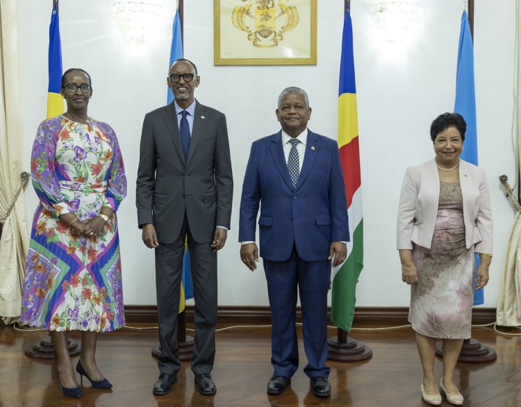 Perezida Kagame na Madamu we Jeannette Kagame basesekaye muri Seychelles