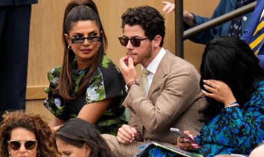 Priyanka Chopra yatunguye benshi agaragara yicaye iruhande rwa mukeba w'inshuti ye magara