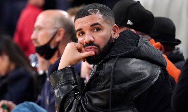 Drake akomeje guterwa imyenda y'imbere ku rubyiniro