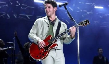 Nick Jonas yari avunikiye ku rubyiniro Imana ikinga akaboko