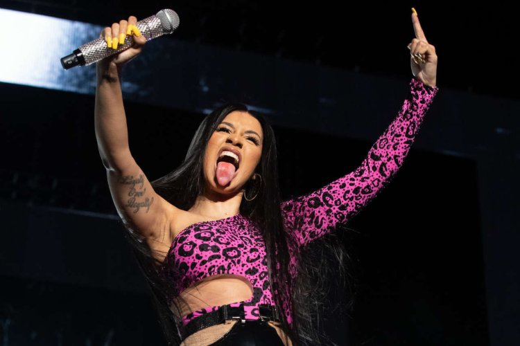 Ya mikoro Cardi B aherutse gukoresha amabara, yatanzweho imvura y'amafaranga