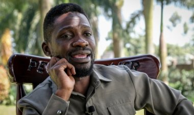 Bobi Wine nyuma yo gukomorerwa n'Abongereza arimo kwinginga umuhisi n'umugenzi