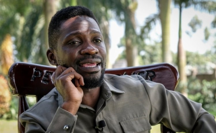 Bobi Wine nyuma yo gukomorerwa n'Abongereza arimo kwinginga umuhisi n'umugenzi