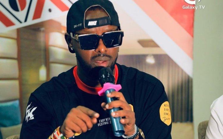 Bakomeje kumubaza ku bapfuye! Eddy Kenzo n'itangazamakuru ni hasi hejuru