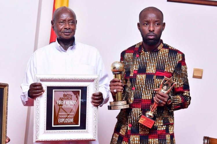 Eddy Kenzo yamaganye abavuga ko yagiye gusabiriza kwa Perezida Museveni