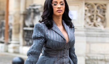 Cardi B yatangaje ko abafana ari bo batumye aterera agati mu ryinyo