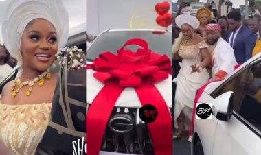 Impano eshanu z'agatangaza Davido yahaye umugore we