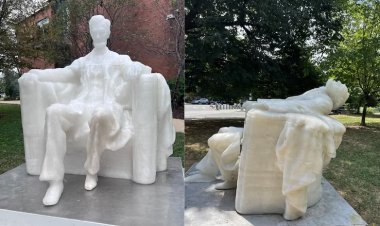 Amerika ikomeje kuba itanura! Ikibumbano cya Abraham Lincoln cyabaye umuyonga