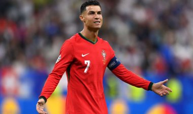 Cristiano Ronaldo ntashaka kumanika inkweto