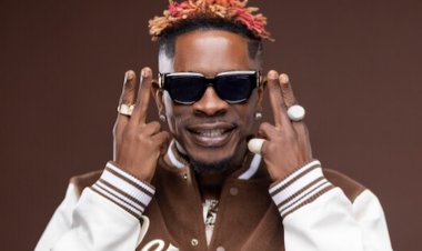 Shatta Wale yavuze icyamuteye gutererana umubyeyi we
