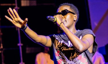 Azawi yifatiye ku gahanga abahanzi bo muri Uganda