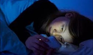 Dore ingaruka ushobora guhura nazo niba ukunda gukoresha telefone uryamye