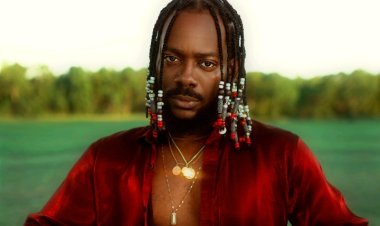 Adekunle Gold abona umuziki wa Nigeria uri mu maboko mabi