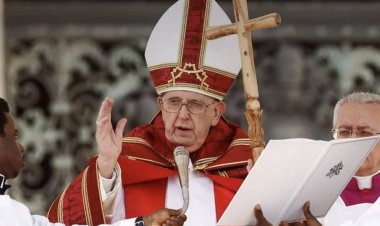 Yigeze gucunga umutekano mu kabari! Menya amateka ya Papa Francis I witabye Imana