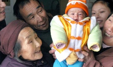 Mu Bushinwa abana bari munsi y'imyaka 3 bari guhembwa agatubutse