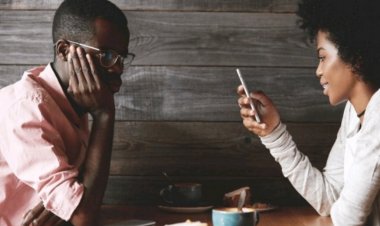 Umugabo yajyanye umukobwa mu nkiko amurega guhugira muri terefone basohokanye