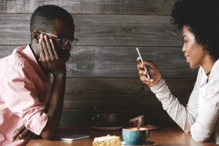 Umugabo yajyanye umukobwa mu nkiko amurega guhugira muri terefone basohokanye