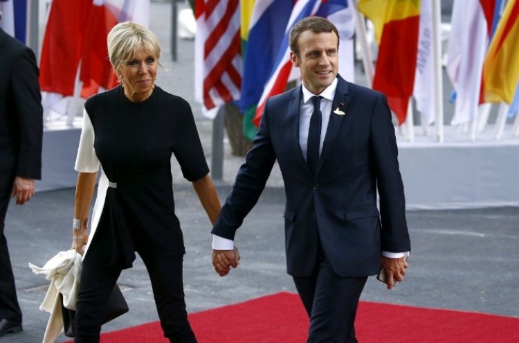 Perezida Macron mu myiteguro yo kwemeza urukiko ko umugore we koko ari umugore 