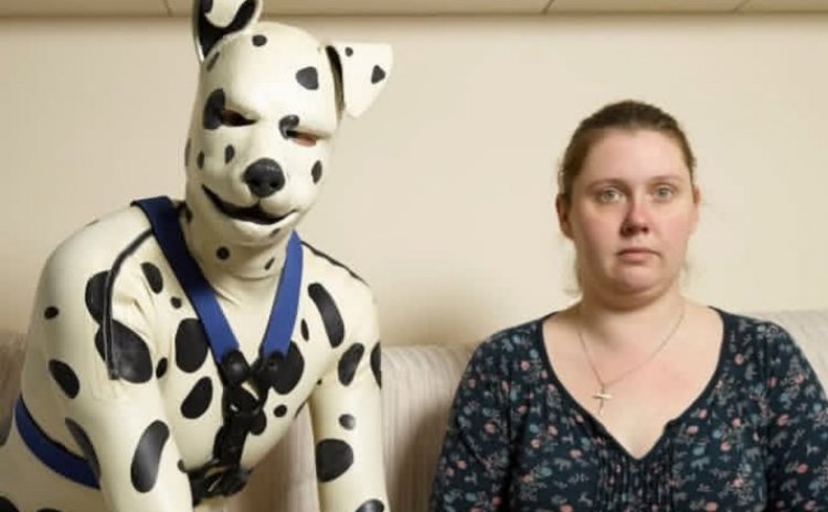 Yahisemo kubaho nk'imbwa kubera umugore we