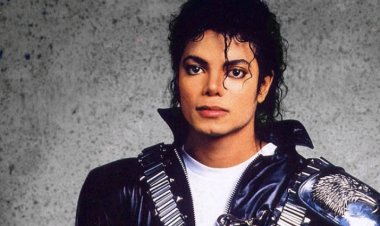 Michael Jackson akomeje kuyoboza bagenzi be inkoni y'icyuma na nyuma y'urupfu rwe
