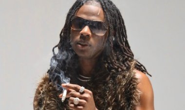 Rema yahishuye uko agobokwa n'itabi ku rubyiniro