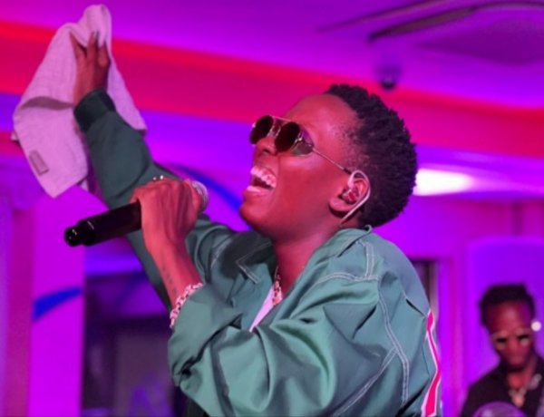 Azawi yishongoye ku bahanzi bo mu kiragano cye muri Uganda