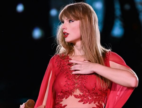 Taylor Swift yafungiye amazi n’umuriro abamwigana bakoresheje AI