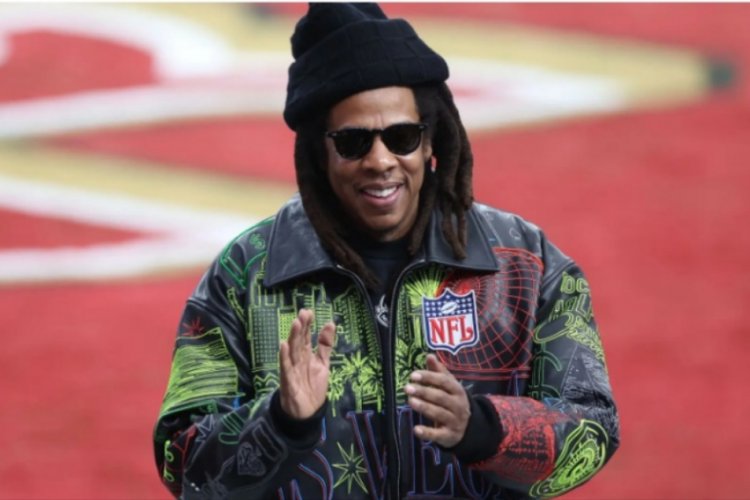 Jay-Z yiseguye ku bafana nyuma yo kumara amasaha arenga atatu abaziritse ku katsi