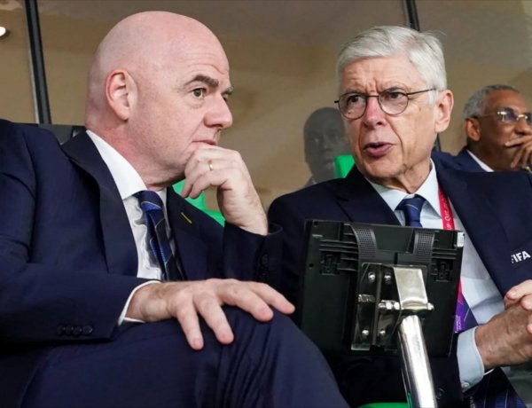 Arsène Wenger yateye umugongo Gianni Infantino amusiga mu mazi abira